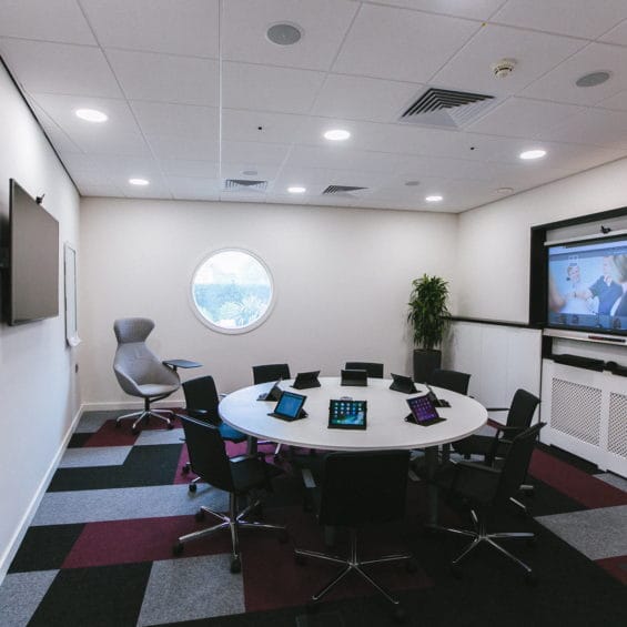 high-tech-paperless-meeting room