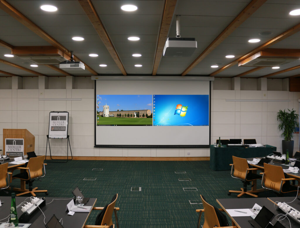 dual projection (two different screens) Picture of dual projection in a meeting room at the Møller Institute